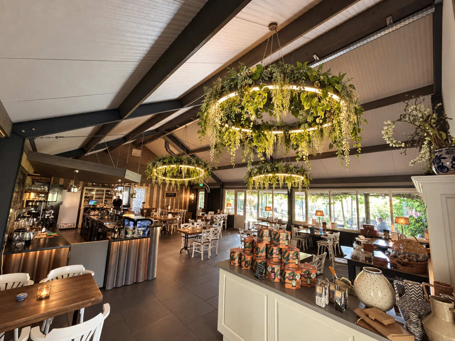 Architecturale ringverlichting in een horeca-interieur