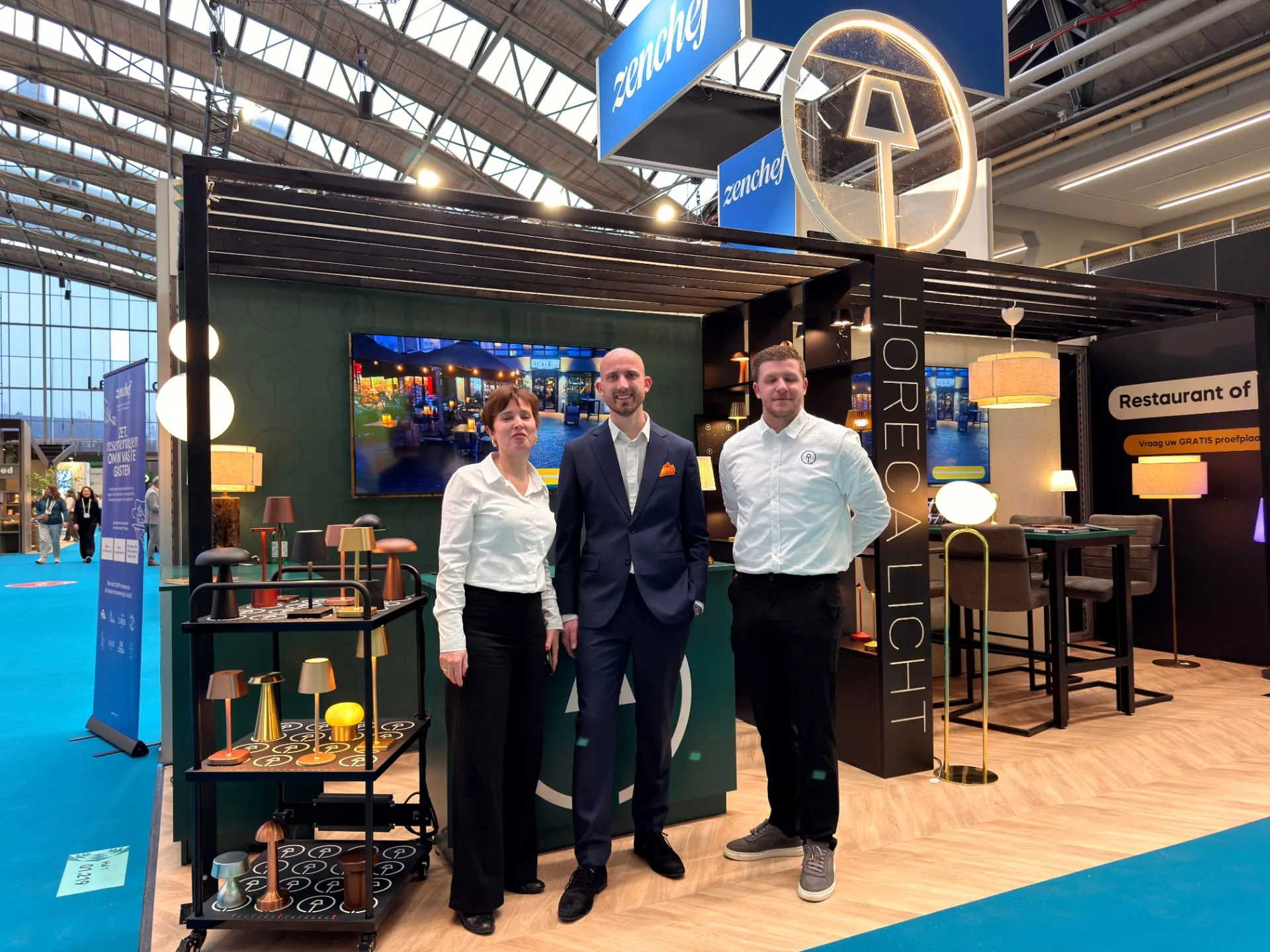 Het team van Horecalicht op de eigen stand op de Horecava met draadloze tafellampen
