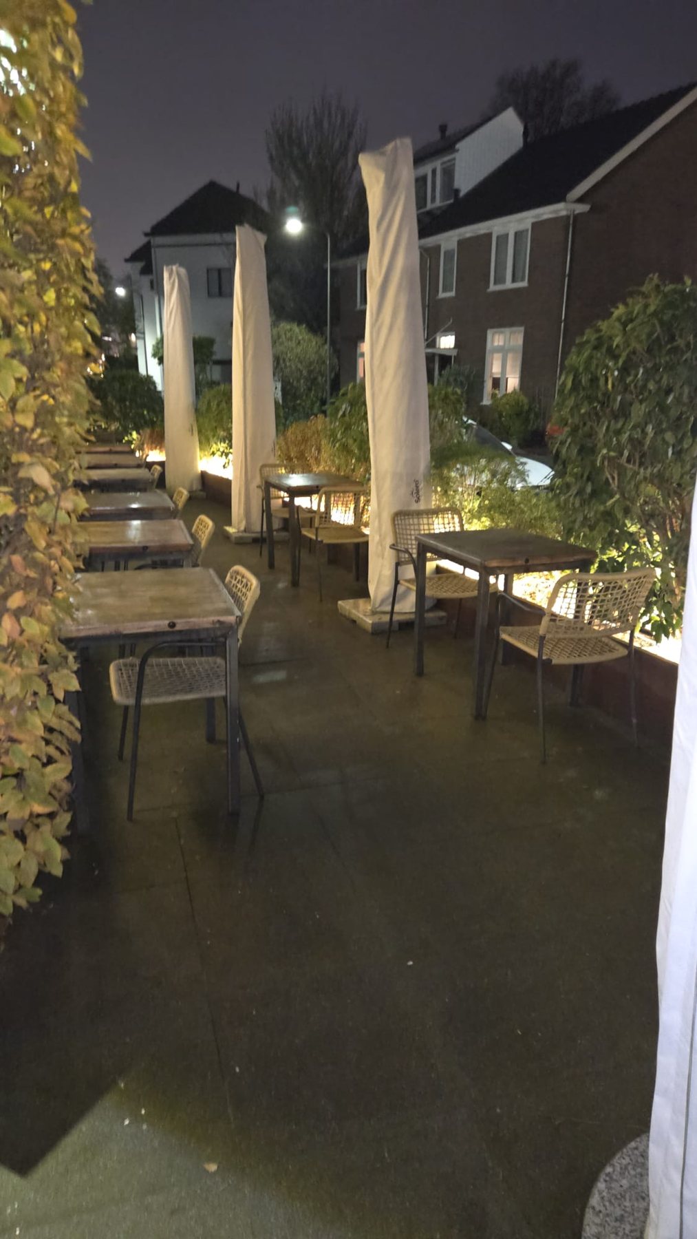 Terras in de avond met aangelichte plantenbakken