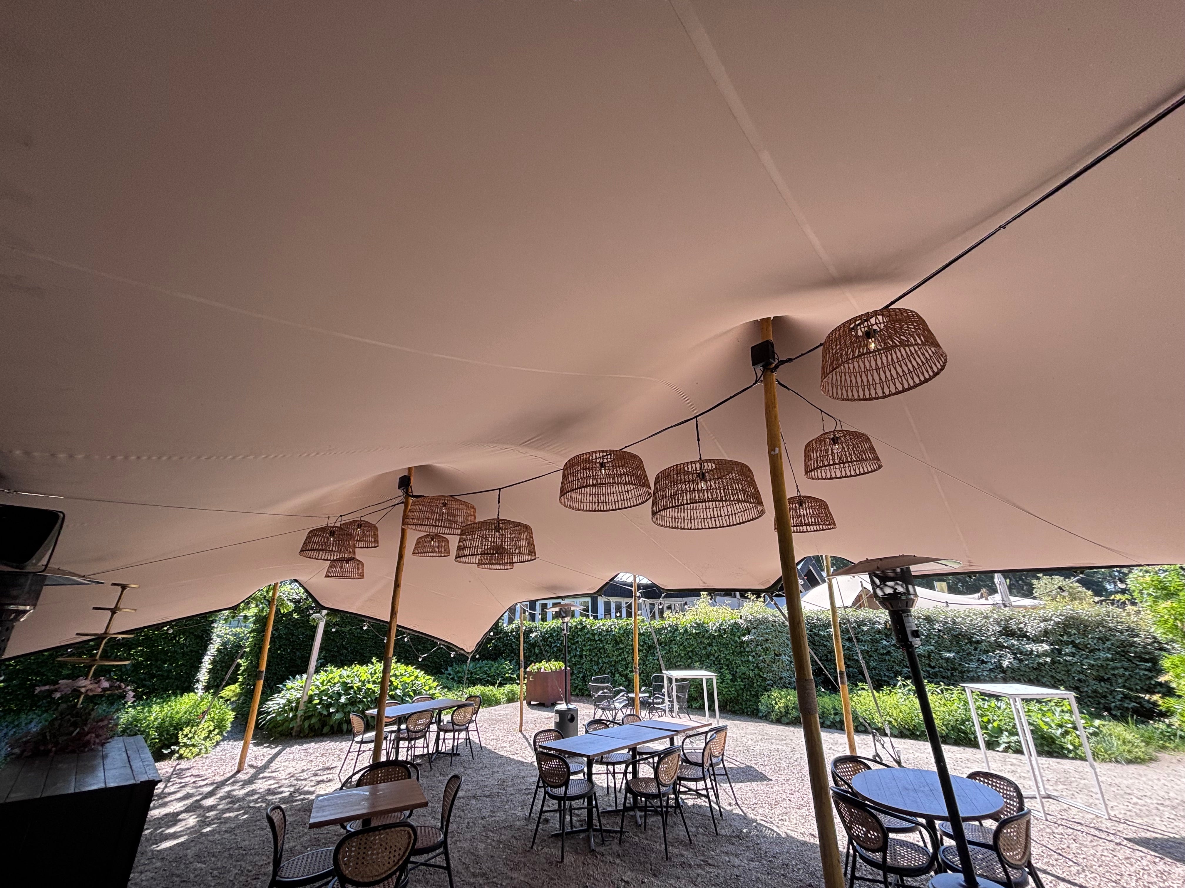 Sfeervolle verlichting onder de stretchtent