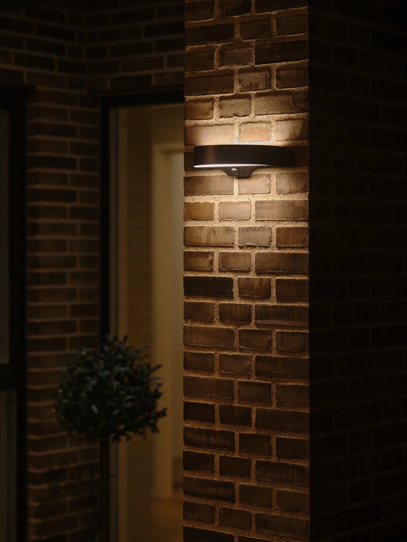 Monay Round Solar |  Wandlamp | Zwart